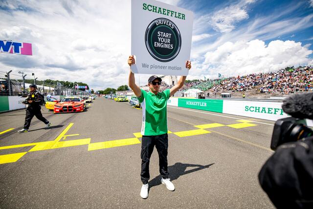 Auf geht's! Extrem-Surfer Sebastian Steudtner schickt das DTM-Feld in wenigen Augenblicken ins Rennen... | Foto: ADAC Motorsport