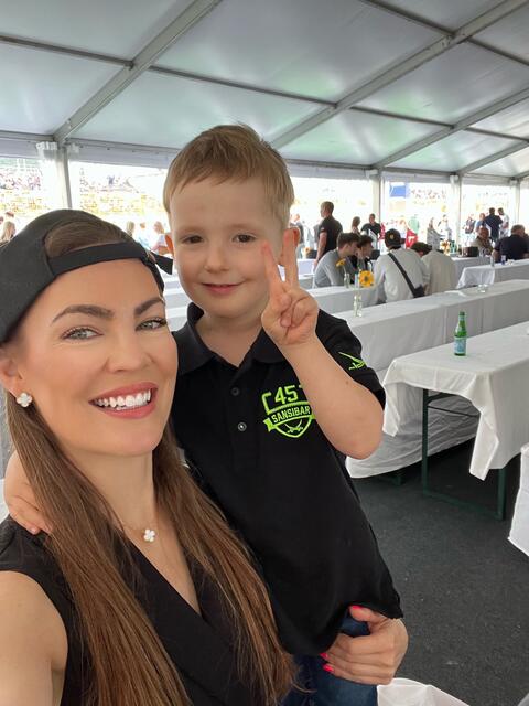 Im VIP-Zelt "Speedclub": TV-Maklerin und Model Claudia Pinkert mit Söhnchen Julius (4). | Foto: Privat