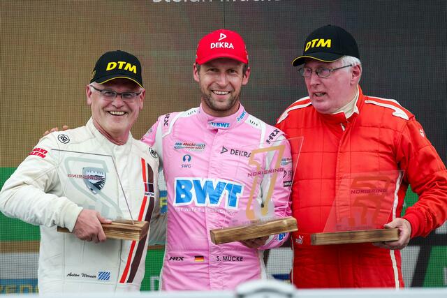 Siegerehrung nach Lauf 1 der DTM Classiv: Anton Werner (links, Zweiter), Stefan Mücke (Mitte, Sieger) und René Ruch (rechts. Dritter) feiern ihre Erfolge! | Foto: ADAC Motorsport