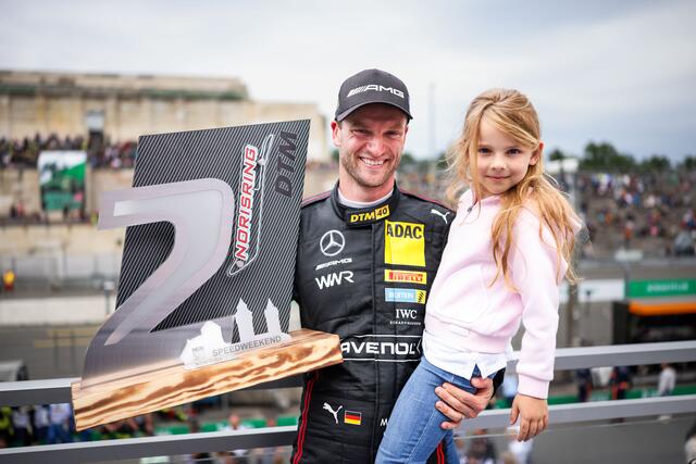 Besonderer Moment: Maro Engel mit Tochter Sophia auf dem DTM-Podium. | Foto: ADAC Motorsport