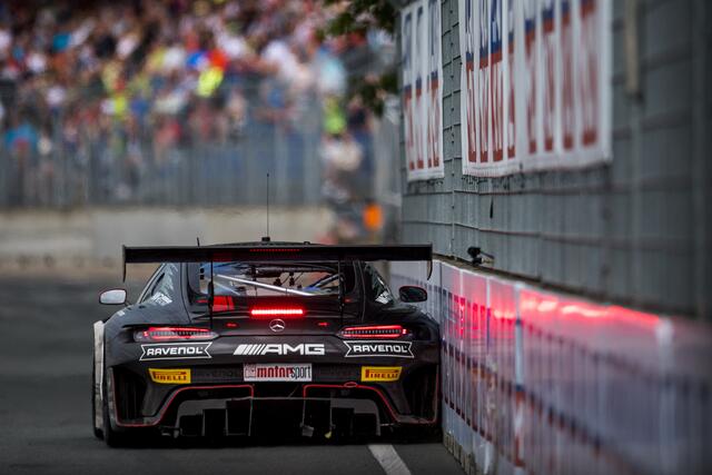 Da passt kein Batt Papier dazwischen: Maro Engel gibt alles. | Foto: ADAC Motorsport