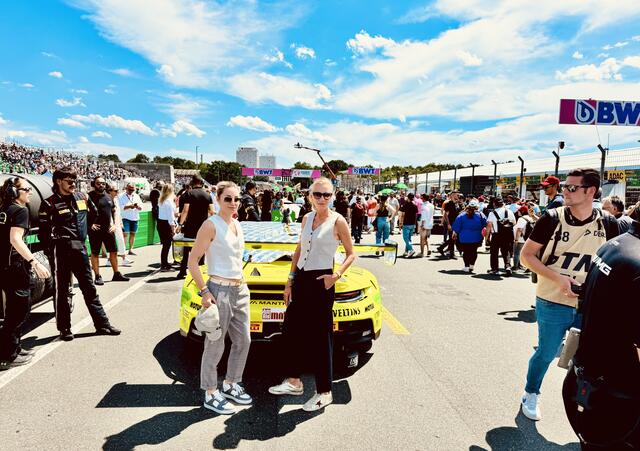 Sehen und gesehen werden: Die Münchner Maklerinnen Britta Beier (li.) und Aika Rocholl sind von der Atmosphäre des Norisrings begeistert. | Foto: Peter Maskow