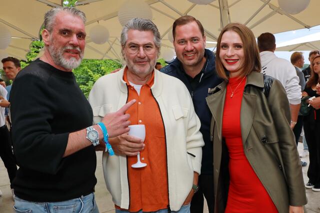 Die Vodafone-Hofers: Wolfgang (li.) und Olesja (re.) mit Unternehmer Thomas Assmann (2.v.li.) und CSU-MdL Jochen Kohler. | Foto: Jürgen Friedrich