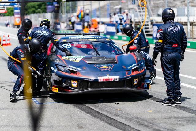 Thierry Vermeulen (NLD / Ferrari 296 GT3 / Emil Frey Racing) in der Box. | Foto: ADAC Motorsport