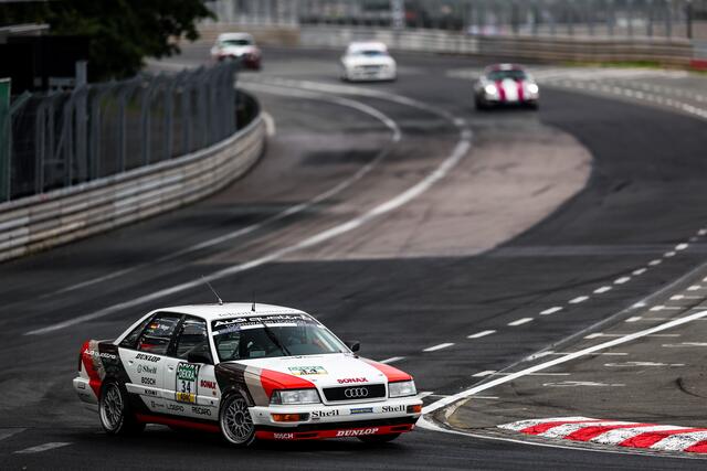 Dicke Kiste: Altfrid Heger schiebt den schweren Audi V8 DTM um die Grundigkehre. | Foto: ADAC Motorsport