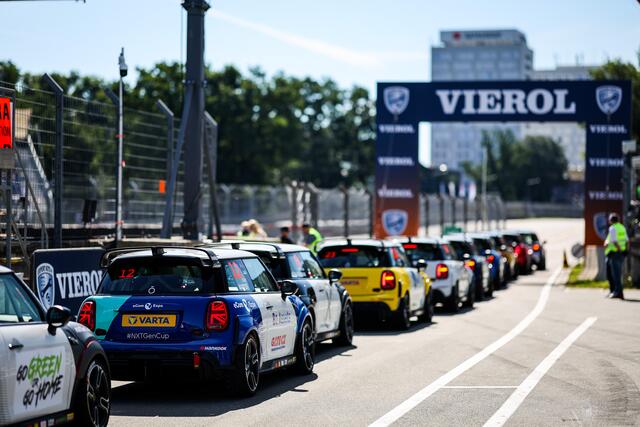 Der vollelektrische NXT Gen Cup feierte seine Norisring-Premiere. Die Renn-Minis und ihre Piloten boten packenden Motorsport. | Foto: ADAC Motorsport