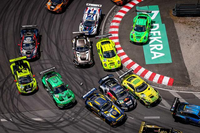 Solche Bilder gibt's nur in Nürnberg: Die DTM-Rennwagen in der berüchtigten Grundigkehre. | Foto: ADAC Motorsport