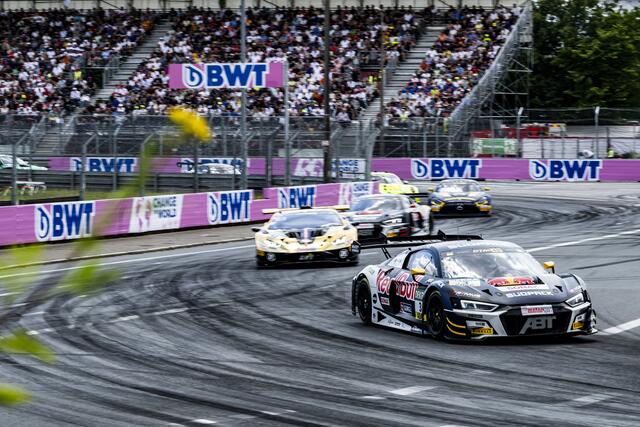 Kelvin van der Linde geht im Audi R8 vom Team Abt Sportsline durch die klassische Schlüsselstelle "Schöller-S". | Foto: ADAC Motorsport