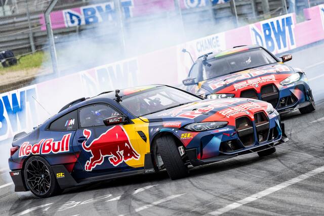 Für qualmende Reifen sorgten die Red Bull Driftbrothers. | Foto: ADAC Motorsport