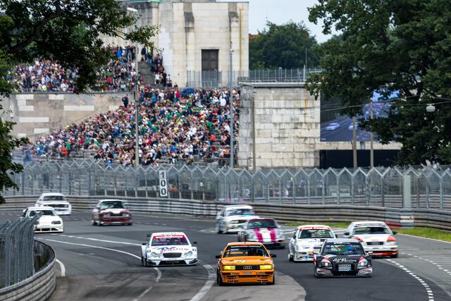 Für diese Bilder kommen die Fans an die Strecke: Szene aus dem Sonntagsrennen. | Foto: ADAC Motorsport