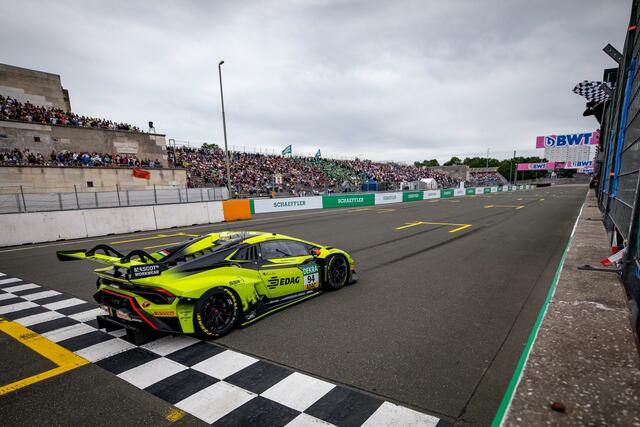 Finish! Nicki Thiim folgt mit dem Sieg seinem berühmten Vater Kurt Thiim. | Foto: ADAC Motorsport