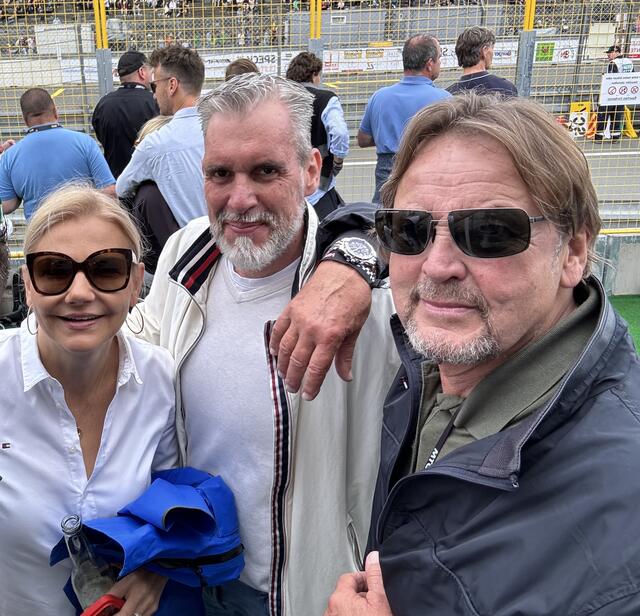 Sonntag im exklusiven Speedclub! VIP-Bodyguard Peter Althof (re.) beschützt Wolfgang „Vodafone“ Hofer und Top-Managerin Jutta Suchanek.  | Foto: Peter Maskow