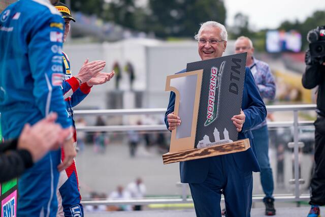Bayerns Innenminister Joachim Herrmann (CSU) überreicht René Rast am Samstag seinen Siegerpokal. | Foto: ADAC Motorsport