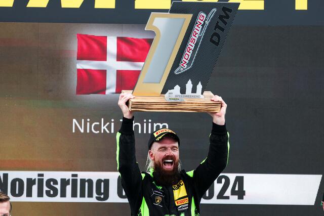 Sonntags-Sieger Nicki Thiim freut sich bei der Siegerehrung. | Foto: ADAC Motorsport