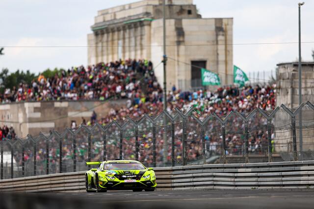 Mirko Bortolotti (ITA / Lamborghini Huracán GT3 Evo2 / SSR Performance) fliegt mit rund 270 km/h an der Steintribüne vorbei. | Foto: ADAC Motorsport