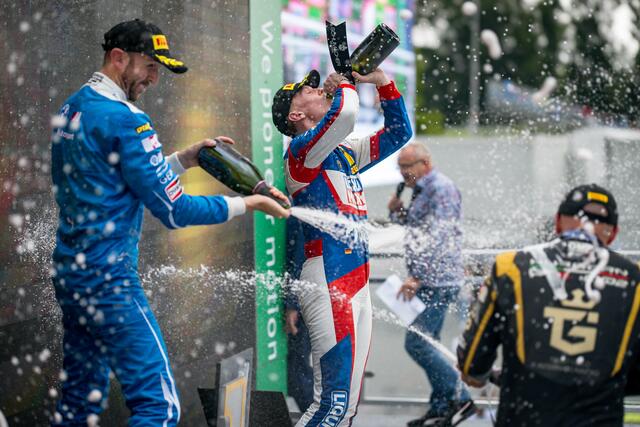 Siegerehrung Rennen 1: Dreifach-DTM-Champion René Rast (BMW, links) gewinnt am Norisring. | Foto: ADAC Motorsport