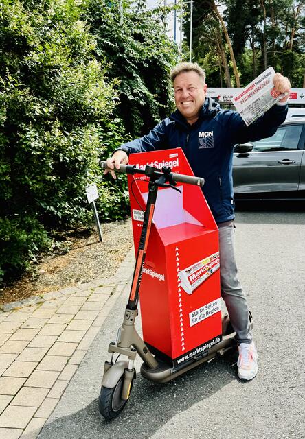 Die offizielle Rennzeitung kam wieder vom MarktSpiegel! Hier MCN-Vorstand Jürgen Schielein mit dem ersten druckfrischen Exemplar.