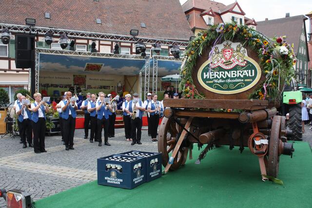 Auf der Bühne in Hintergrund findet das facettenreiche Musikprogramm statt. | Foto: Victor Schlampp