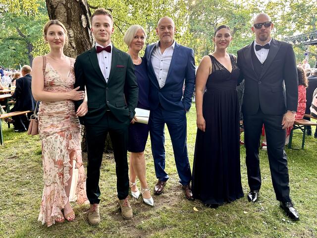 Norbert Jekel-Vater mit Ehefrau Ariane (Mitte), Tochter Franziska mit Ehemann Ben (r.), Sohn Luca und Freundin Ivi (l.).