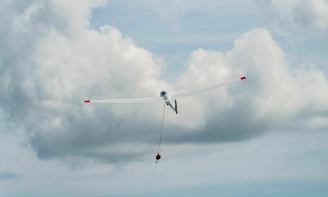 Ein Segelflugzeug hebt mit Hilfe einer Seilwinde vom Flugplatz auf der Wasserkuppe ab. | Foto: Andreas Arnold/dpa