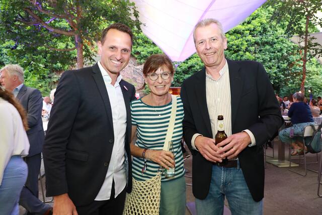 FCN-Sportvorstand Joti Chatzialexiou (links) mit Alt-Oberbürgermeister &amp; Club-Kenner Dr. Ulrich Maly (SPD) und dessen Gattin Petra. | Foto: Jür