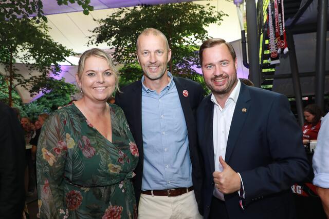 FCN-Finanzvorstand Niels Rossow (Mitte) mit CSU-Landtagsabgeordnetem &amp; Club-Fan Jochen Kohler und dessen Frau Judith. | Foto: Jürgen Friedrich