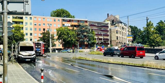 Die Szene am Neutorgraben: Links der Transporter am Straßenrand, dahinter die Feuerwehr. Polizei hat die Kreuzung abgesperrt, der Stau reicht hinauf bis auf die Bucher Straße Richtung Thon. | Foto: oh