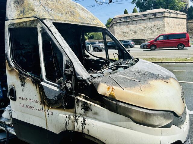 Der Fahrer und sein Kollege konnten sich aus dem Lieferwagen retten. Sie berichten: "Es hat einen Schlag getan und dann hat's alle Scheiben zerrissen!"  | Foto: oh