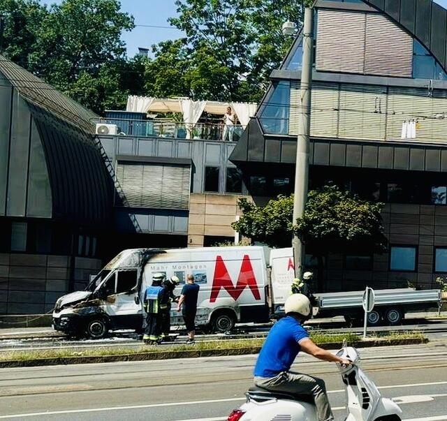 Einsatzkräfte am ausgebrannten Fahrzeug. | Foto: oh