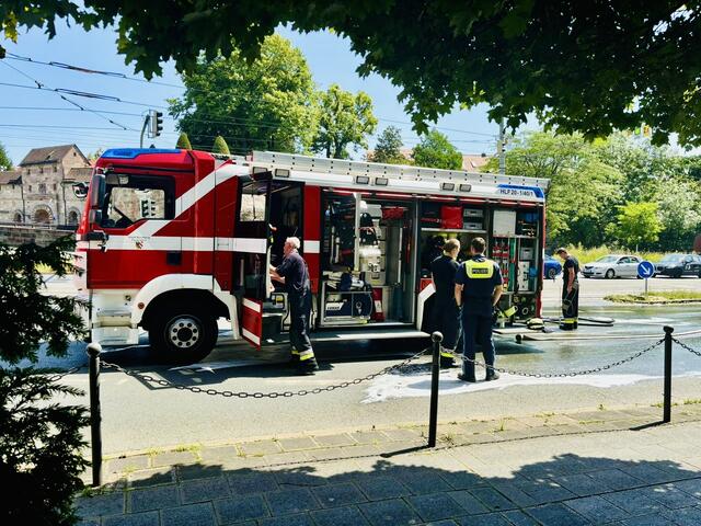 Die Feuerwehr der Stadt Nürnberg hat den Fahrzeugbrand rasch unter Kontrolle.  | Foto: oh