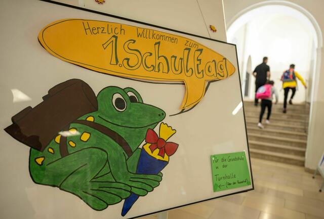 Zum Schulanfang kommen nicht immer alle Kinder zurück in die Schule - manche strecken ihre Ferienzeit durch Krankmeldung. | Foto: Peter Kneffel/dpa (Symbolbild)