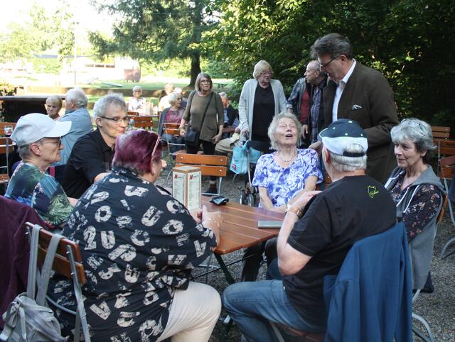 Michael Frieser begrüßt die Gäste persönlich. | Foto: Victor Schlampp