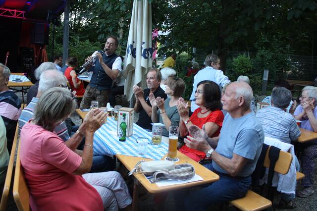 Von der Bühne direkt ins Publikum: Andreas Kraus ist ein Musiker zum Anfassen. | Foto: Victor Schlampp