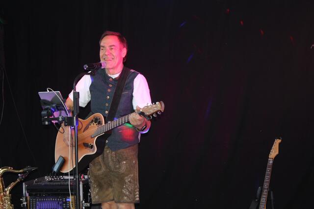 Andreas Kraus - absolut fit an der Gitarre und verschiedenen Blasinstrumenten - hatte den passende Sound im Gepäck. | Foto: Victor Schlampp