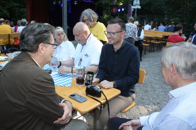 Dieser Versuchung können vor allem die jungen Leute nur schwer widerstehen: Nachrichten- und Bilderaustausch via "Daddlephone". | Foto: Victor Schlampp