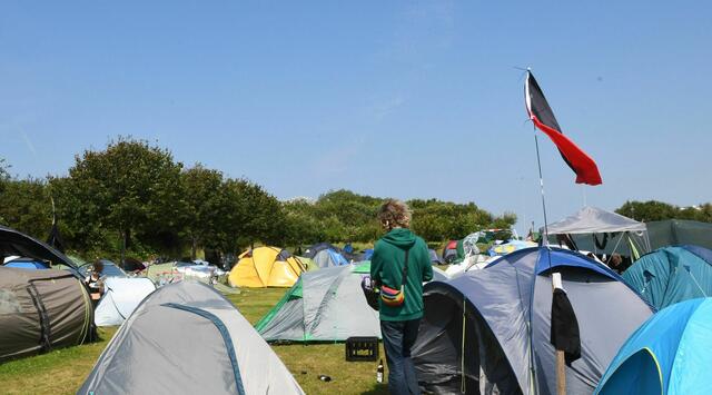 Bis Anfang September wollen die Mitglieder des Punk-Protestcamps auf Sylt bleiben. | Foto: Lea Albert/dpa