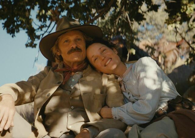 Viggo Mortensen und Vicky Krieps in einer Szene des Films «The Dead Don’t Hurt». | Foto: Marcel Zyskind/Alamode/dpa