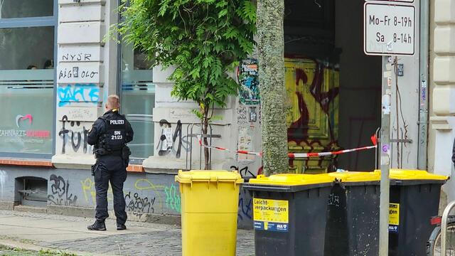 Zwei Wochen nach der Störaktion dursucht die Polizei unter anderem eine Wohnung in Leipzig. | Foto: Tobias Junghannß/dpa