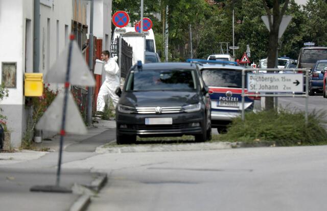 Männer in Schutzanzügen betreten ein Wohnhaus - dort wurden später chemische Substanzen gefunden. | Foto: Alex Halada/APA/dpa