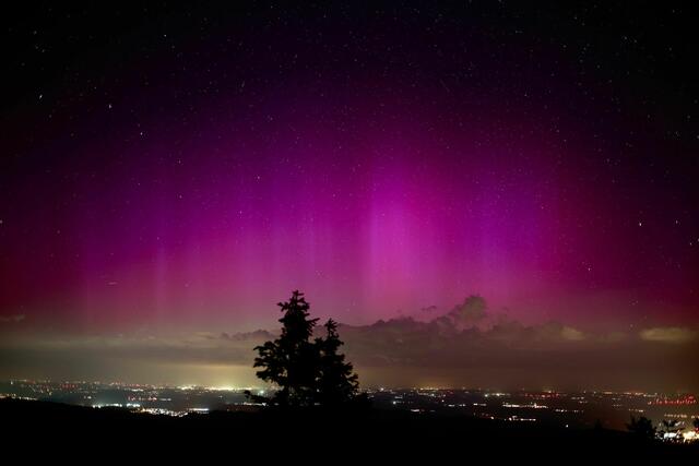 Polarlichter sind in sternenklarer Nacht auf dem Brocken zu sehen. | Foto: Matthias Bein/dpa