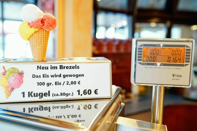 100 Gramm Eis kosten im Café Brezels in Gaggenau bei Baden-Baden zwei Euro. | Foto: Uwe Anspach/dpa