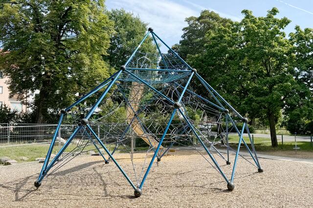 Das Klettergerüst im Cramer-Klett-Park ist bis auf Weiteres gesperrt, da das Spielgerät aufgrund eines Vandalismusschadens nicht mehr verkehrssicher ist. | Foto: André Winkel / Stadt Nürnberg