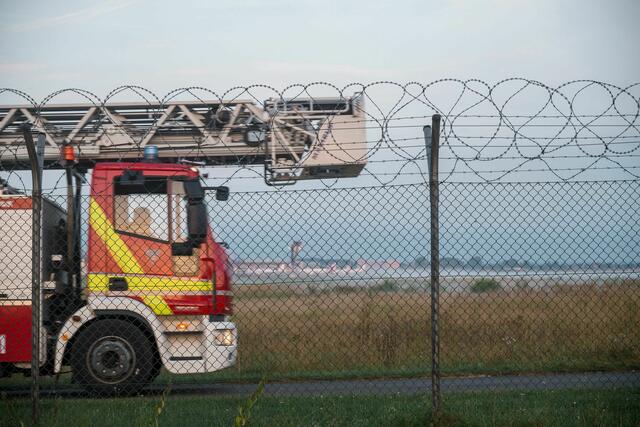 Zwei Personen drangen auf das Fluggelände in Nürnberg ein.  | Foto: Daniel Vogl/dpa