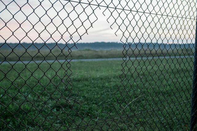Loch im Zaun im südlichen Bereich der Rollbahn am Airport Nürnberg. In dessen Nähe lägen zwei Bolzenschneider. | Foto: Daniel Vogl/dpa
