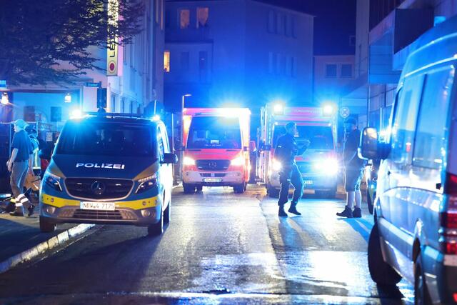 Rettungskräfte sind nach der Messerattacke in Solingen im Einsatz. | Foto: Gianni Gattus/dpa