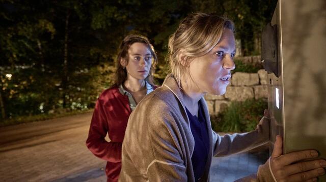 Von links: Lisa Kranz (Mercedes Müller) und Maria Kranz (Anne Haug) auf der Lauer. | Foto: BR/Hager Moss Film GmbH/Bernd Schuller