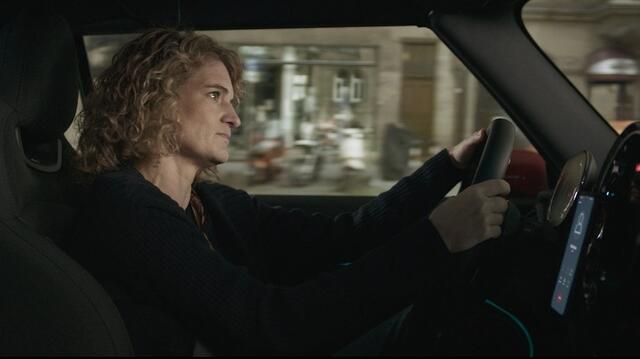 Wanda Goldwasser (Eli Wasserscheid) fährt Auto.  | Foto: BR/Hager Moss Film GmbH/Bernd Schuller
