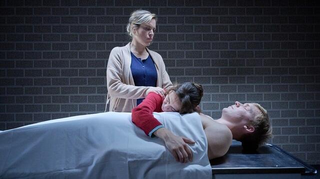 Von links: Maria Kranz (Anne Haug) und Lisa Kranz (Mercedes Müller) verabschieden sich von ihrem toten Bruder Lenni (Neil Körger).  | Foto: BR/Hager Moss Film GmbH/Bernd Schuller