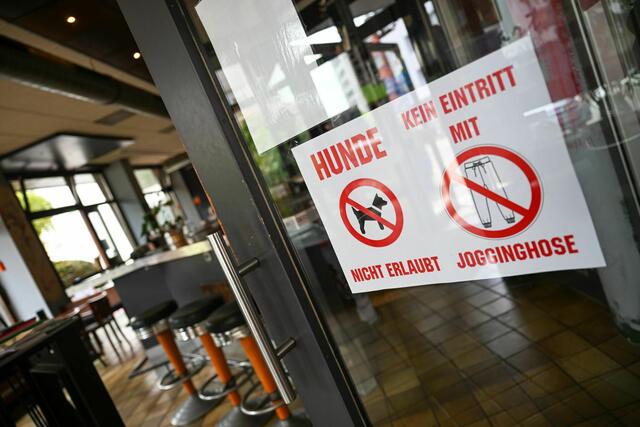 Ein Schild am Eingang weist darauf hin, wer und was nicht in das Café darf. | Foto: Marius Bulling/dpa