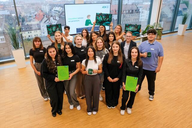 Die 17 neuen Auszubildenden der AOK in Nürnberg freuen sich auf eine spannende Ausbildungszeit. | Foto: Foto: AOK